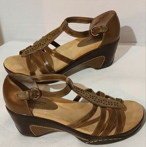 Croft&Barrow Woman’s Sole Sense Ability Wedge Strappy SandalsTan/Brown Sz 8.5M
